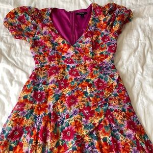 I’m selling a small forever 21 floral dress!!🫶💐